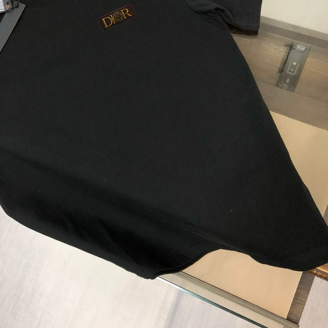 P150 A⭐️Stone Island Latest Couple Style Round Neck Short Sleeve Couple T-shirt ~ Spring and Summer New Product High Quality 🔥🔥Customized Unique Compass Logo Embroidery Logo Embellishment ~ Fashionable and Versatile Trendy Style Customized Imported Fabrics! Comfortable to wear, breathable, fashionable without losing personality, the upper body is casual and casual, handsome and stylish, showing the temperament of a big brand. All three standards are complete! ! Color: Black White Dark Gray Brown Size: SMLXLXXL